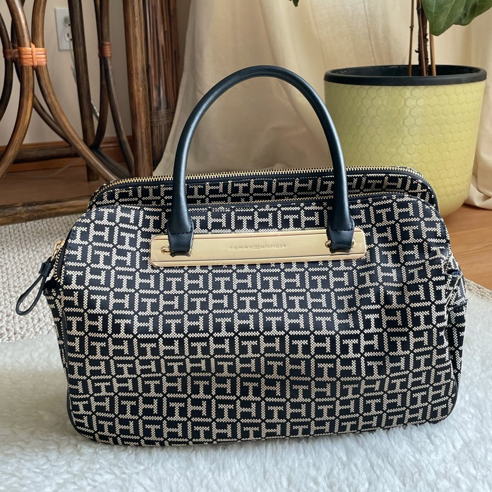 Classic Tommy Hilfiger | Medium Size Handbag
